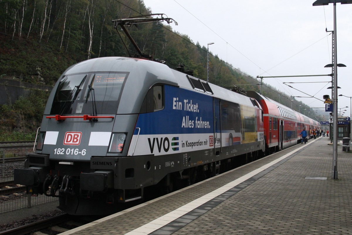 Die 182 016-6 der DB macht Werbung für den VVO (Verkehrsverbund Oberelbe), ``ein Ticket, alles fahren``, Bus, Bahn, Straßenbahn. Hier am 17.10.2014 mit der S1 nach Meißen im Bahnhof Bad Schandau.