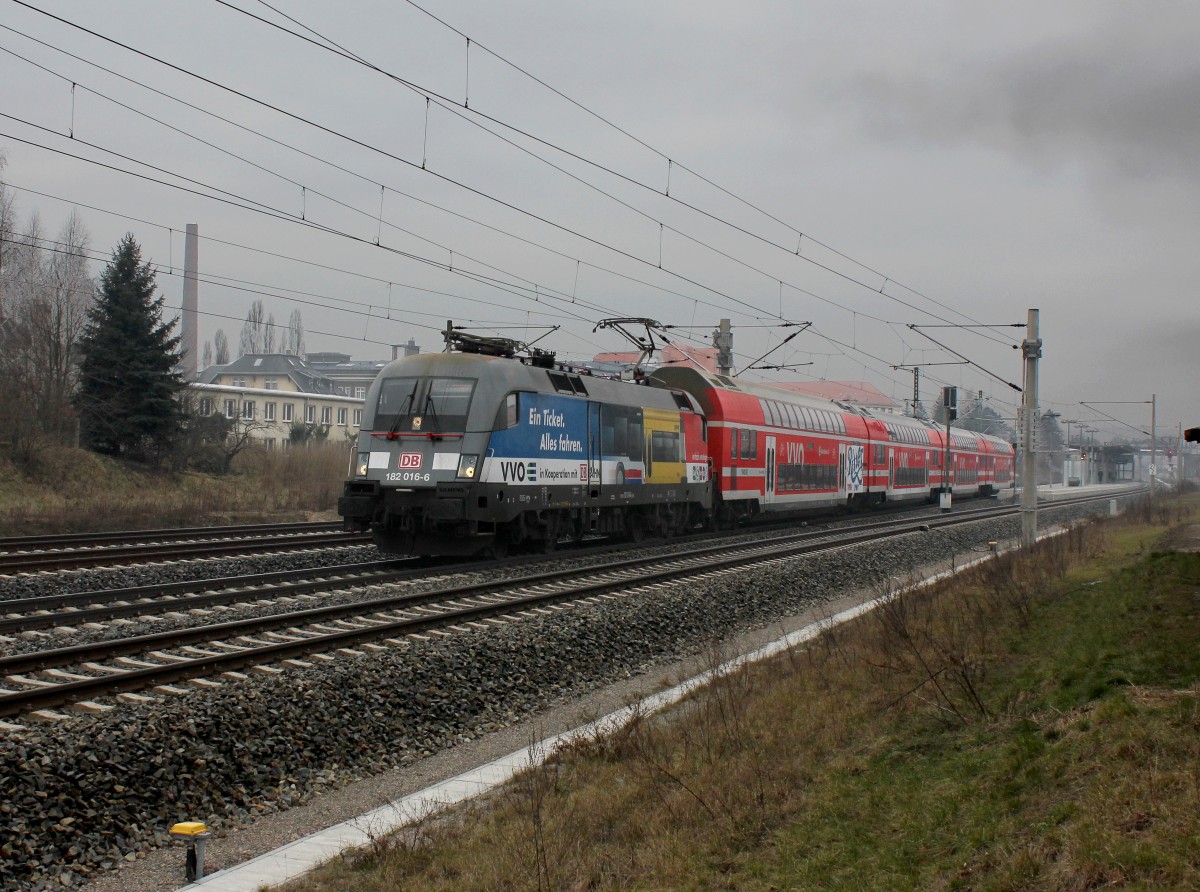 Die 182 016 mit einer S Bahn am 15.02.2015 bei der Ausfahrt aus Radebeul.