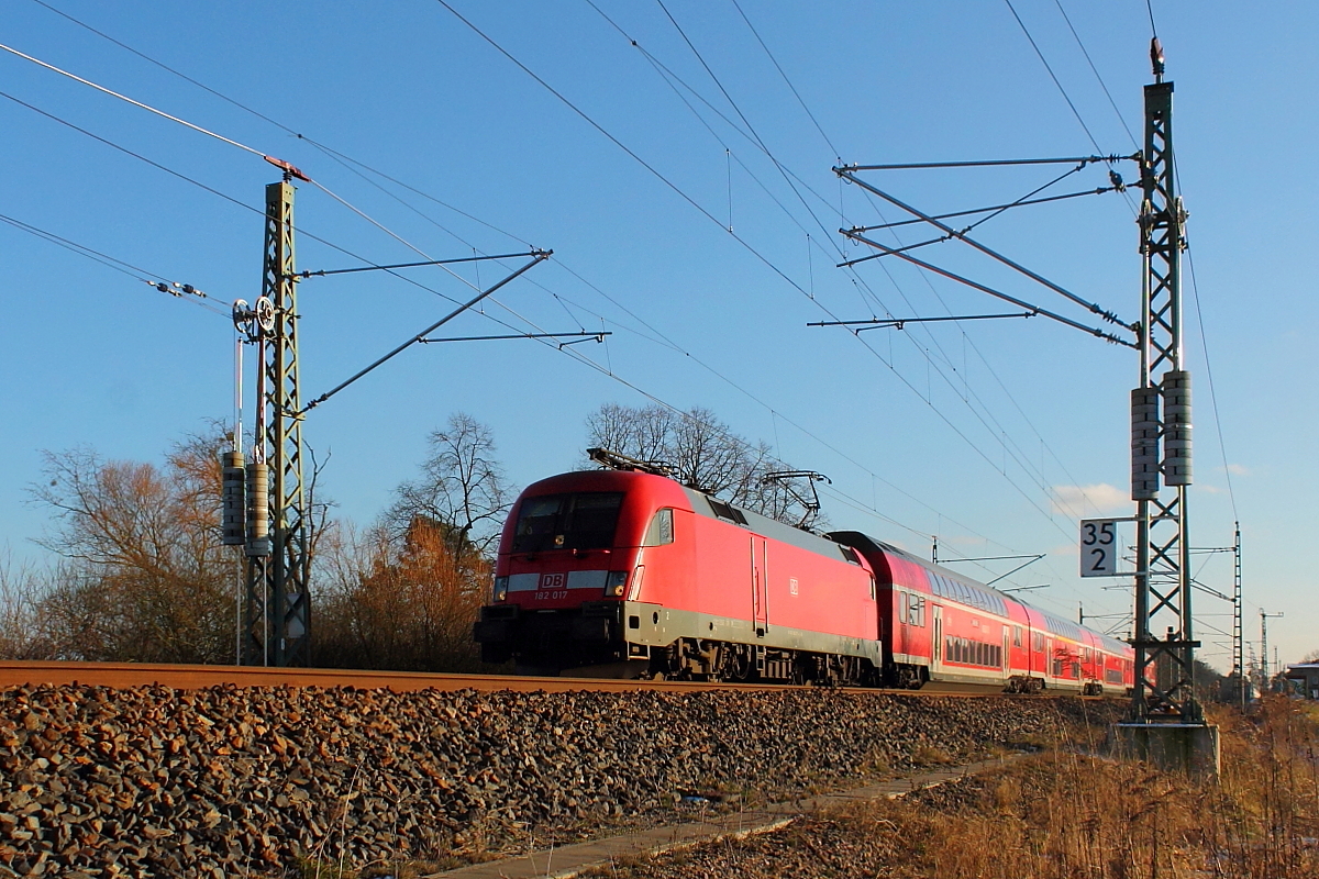 Die 182 017 mit dem RE 4360 von Elsterwerda nach Rostock Hbf auf der RE 5 am 06.02.2018 in Nassenheide.