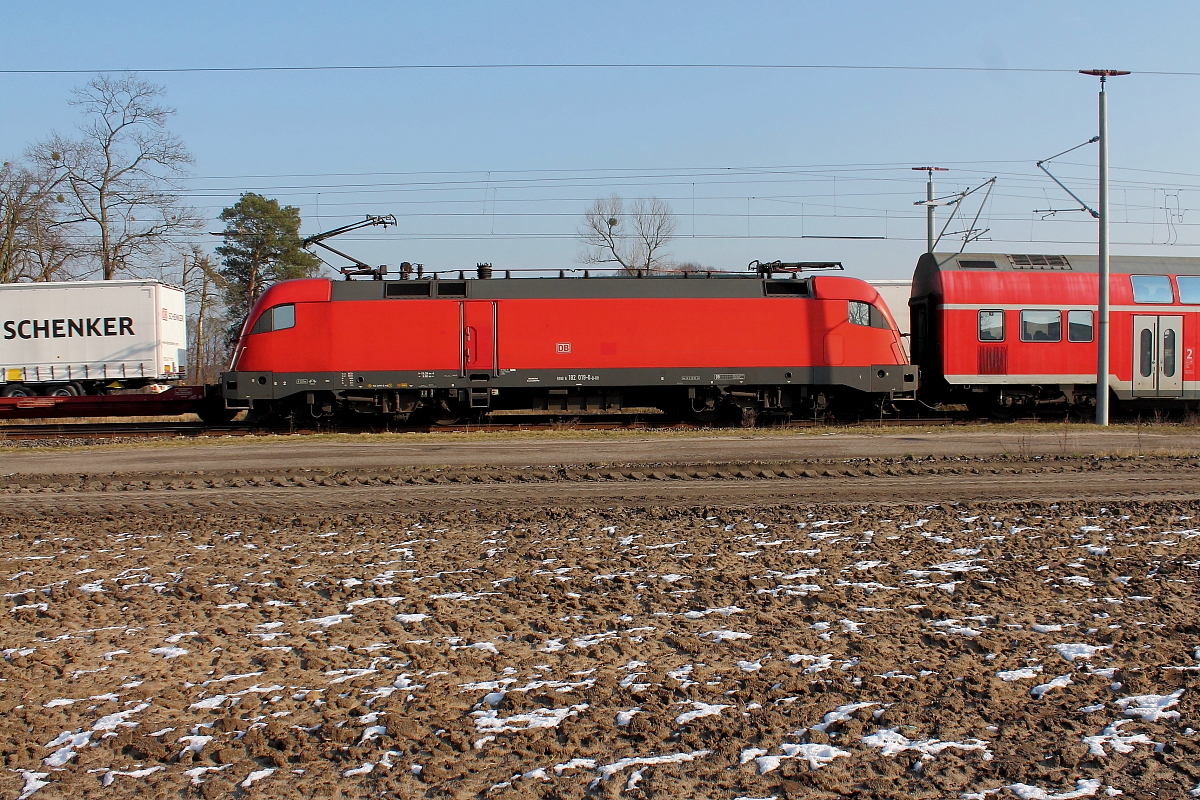 Die 182 019-0 schiebt am 07.02.2018 den RE 4359 durch Nassenheide.
Oder ist das ein GmP?
