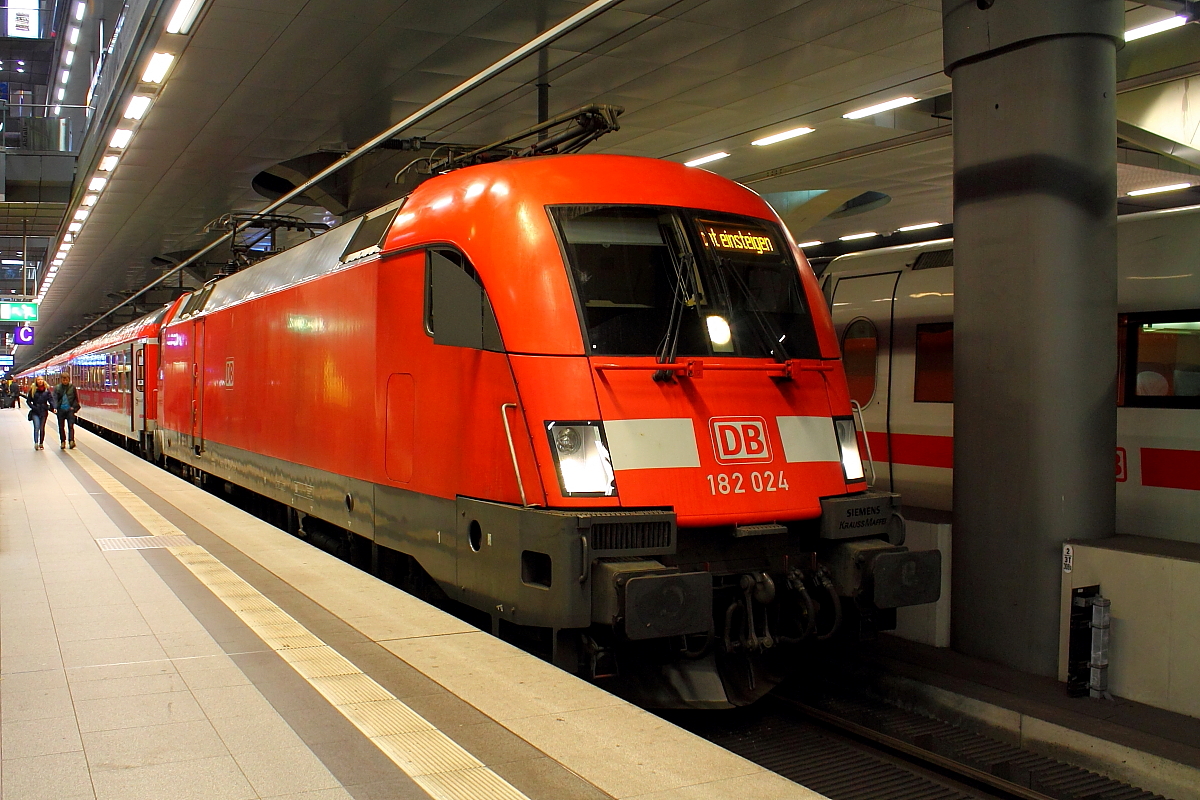 Die 182 024 ist am 18.10.2015 mit dem IRE 18099 aus Hamburg in Berlin Hauptbahnhof eingetroffen.