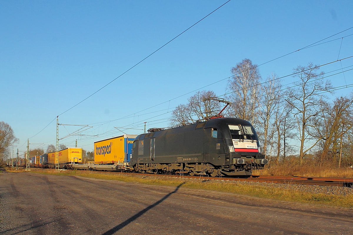 Die 182 524-9 der MRCE mit einem KLV-Zug am 18.12.2017.