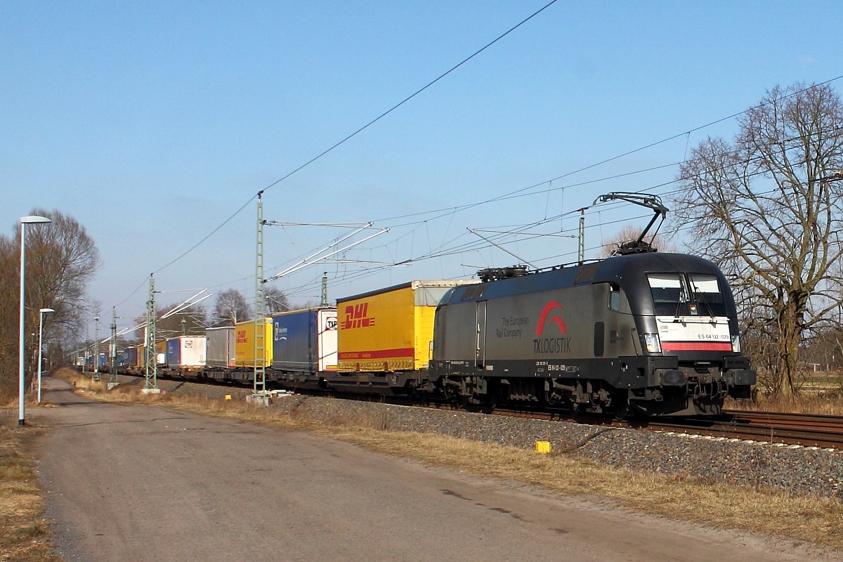 Die 182 529-8 der TXLogistik mit einem KLV Zug am 28.02.2018 in Nassenheide.