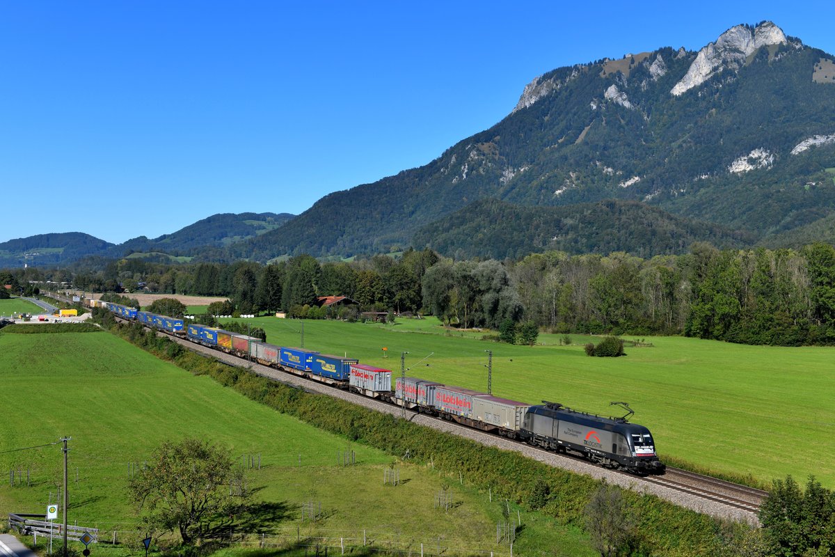 Die 182 529 brachte am 27. September 2018 einen KLV Zug nach Kufstein und konnte bei Kirnstein im Inntal fotografiert werden.