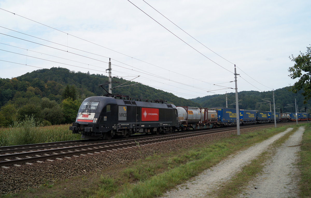 Die 182 566  Crossrail  befördert am 30.08.2019 einen KLV-Zug, der aus Deutschland kommt, bei Wernstein am Inn in Richtung Wels.