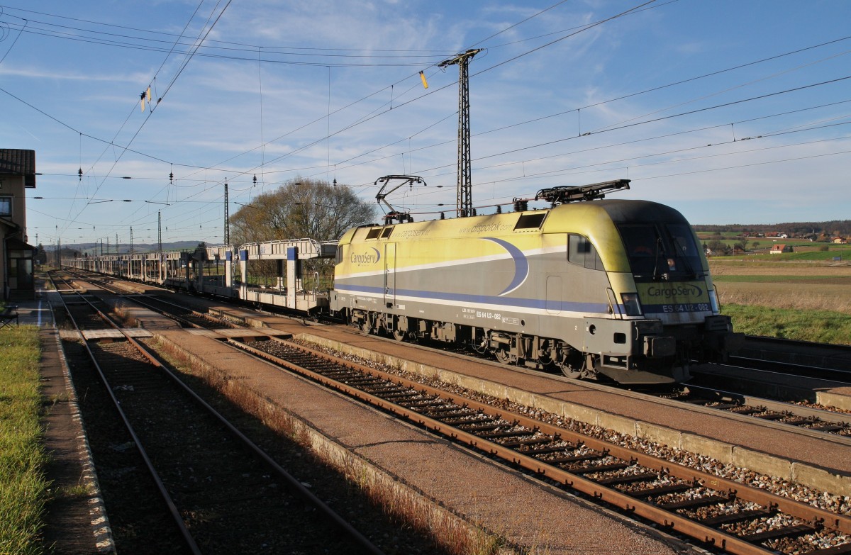 Die 182 582-7 von CargoServ ist mit einem leeren Autotransportzug nach Ungarn unterwegs. Hier bei der Durchfahrt am 8.11.2013 im Bahnhof Kirchstetten in Niedersterreich Richtung Wien.