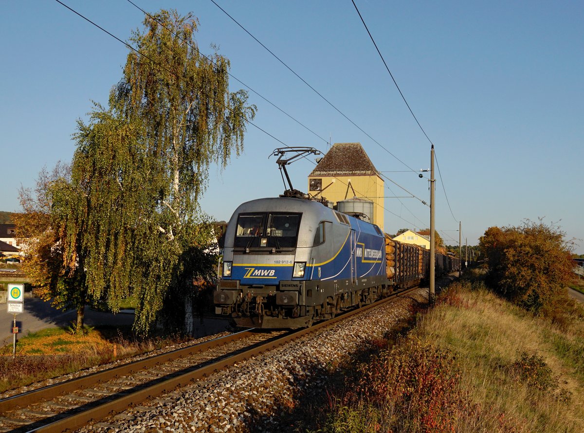 Die 182 912 mit einem Holzzug am 14.10.2018 unterwegs bei Gundelshausen.