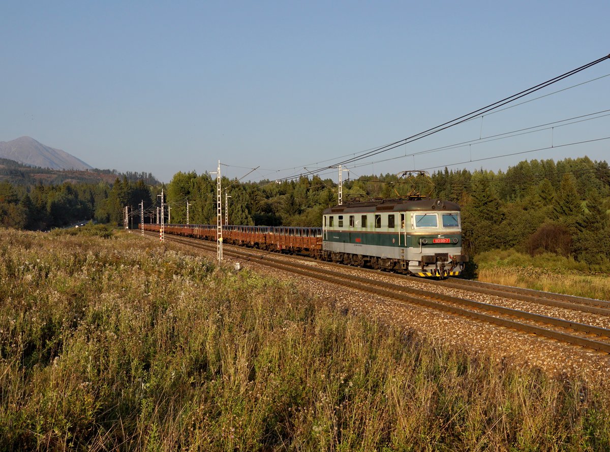 Die 183 001 mit einem Drahtrollenzug am 19.09.2018 unterwegs bei Štrba.
