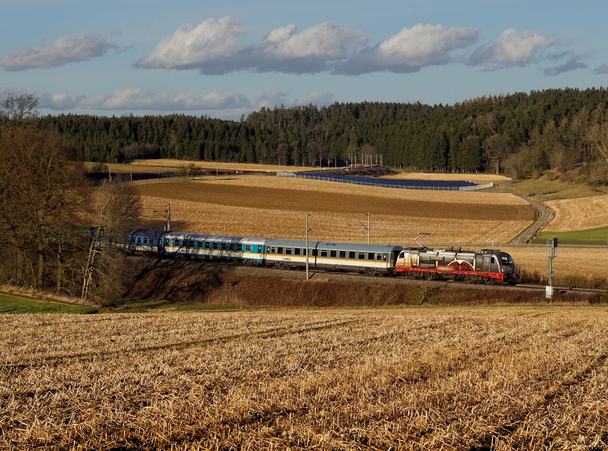 Die 183 001 mit einem ALX nach München am 21.02.2020 unterwegs bei Artlkofen.