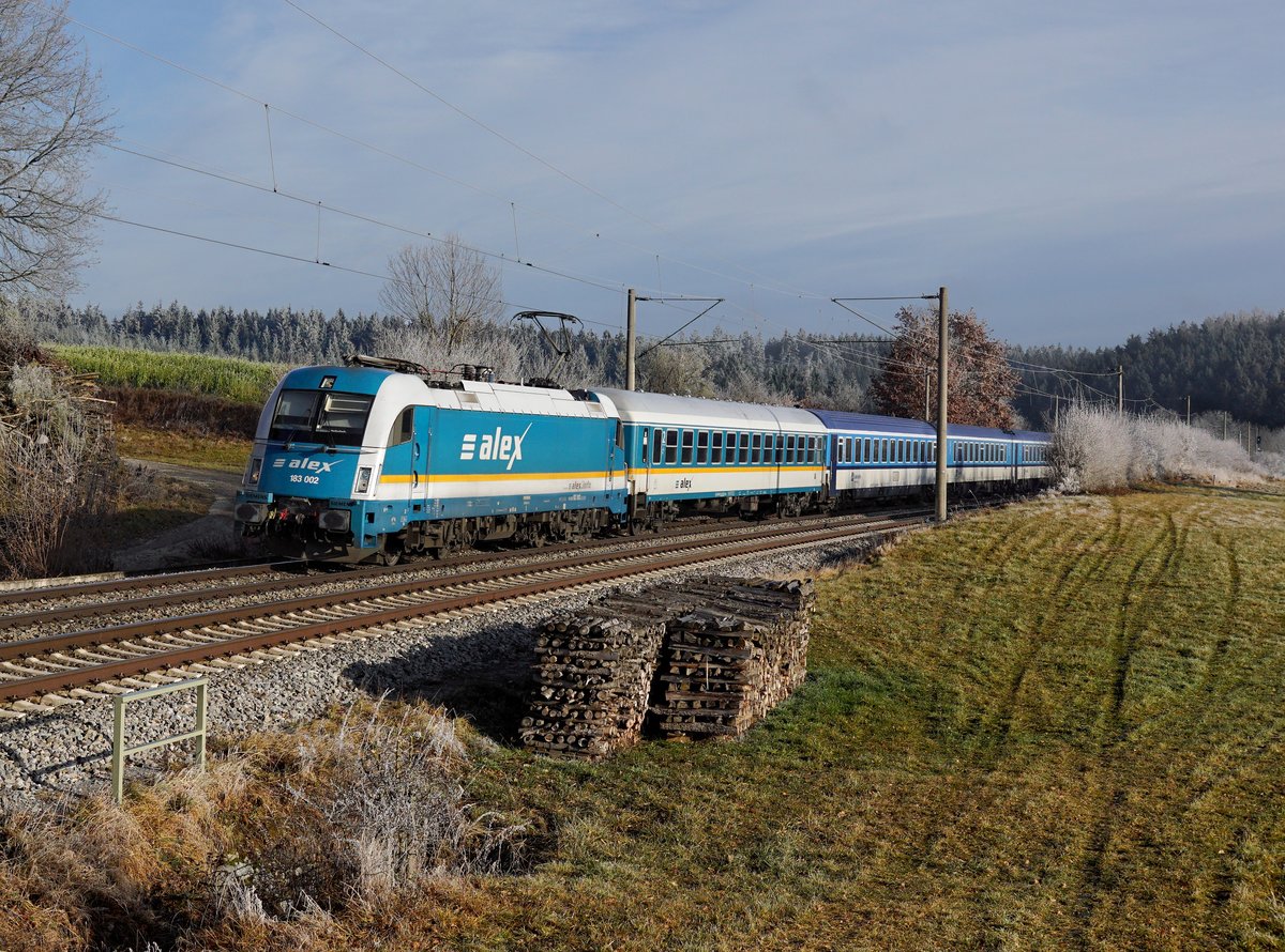 Die 183 002 mit einem ALX nach München am 26.12.2017 unterwegs bei Artlkofen.