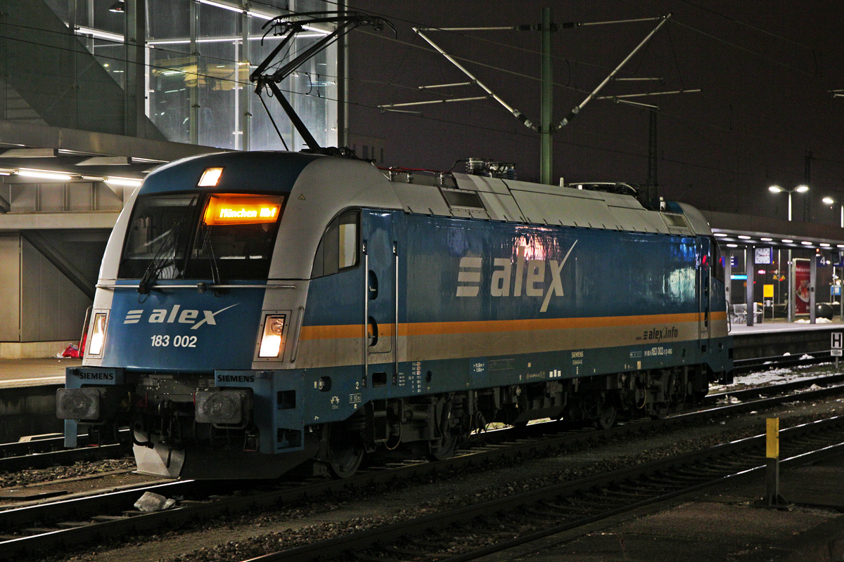 Die 183 002 nachts im Bahnhof Regensburg.Bild vom 12.2.2015