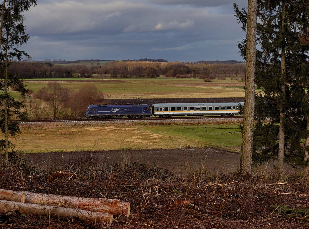 Die 183 500 mit einem ALX nach München am 15.12.2017 unterwegs bei Thonstetten.