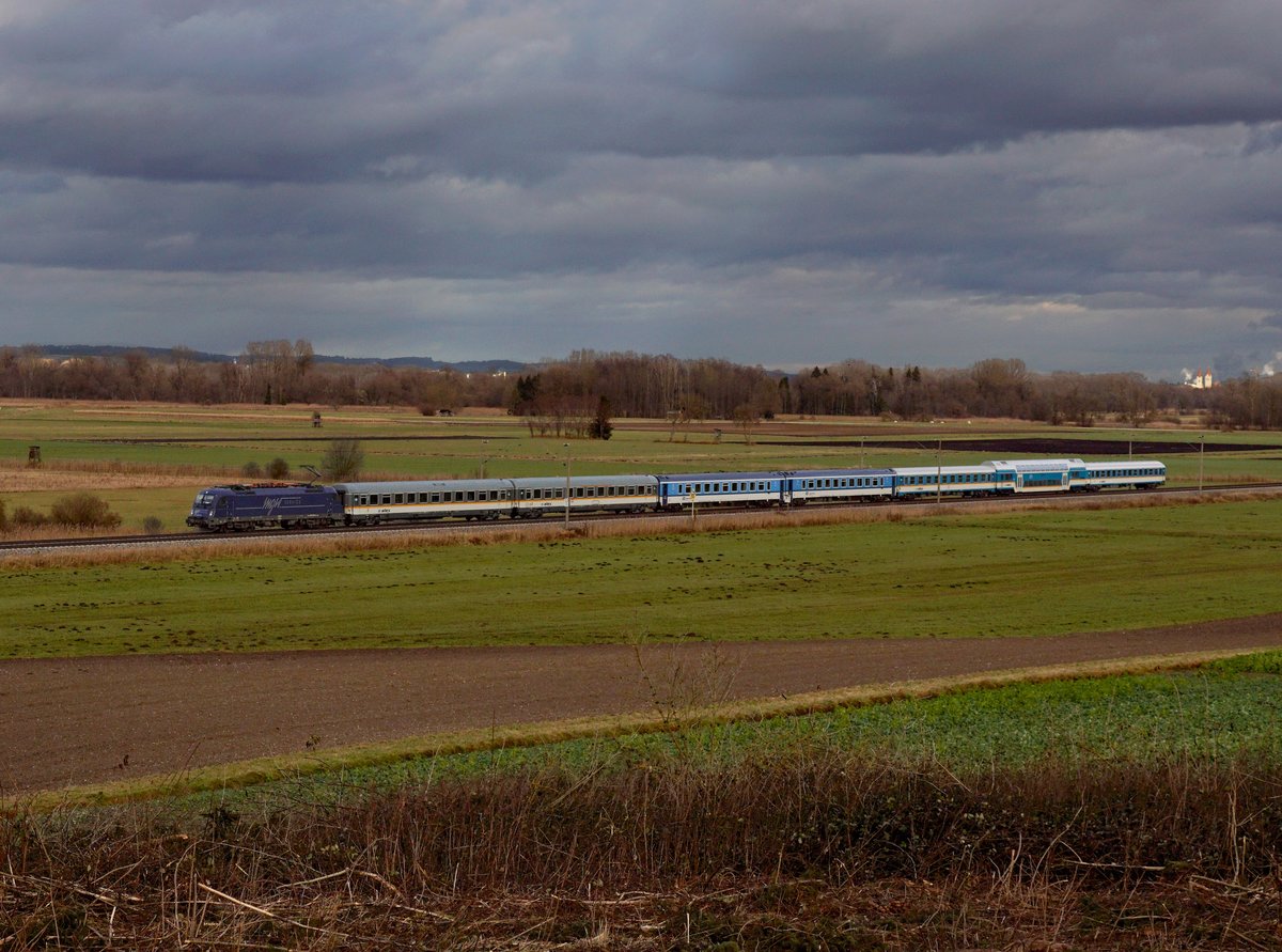 Die 183 500 mit einem ALX nach München am 15.12.2017 unterwegs bei Thonstetten.