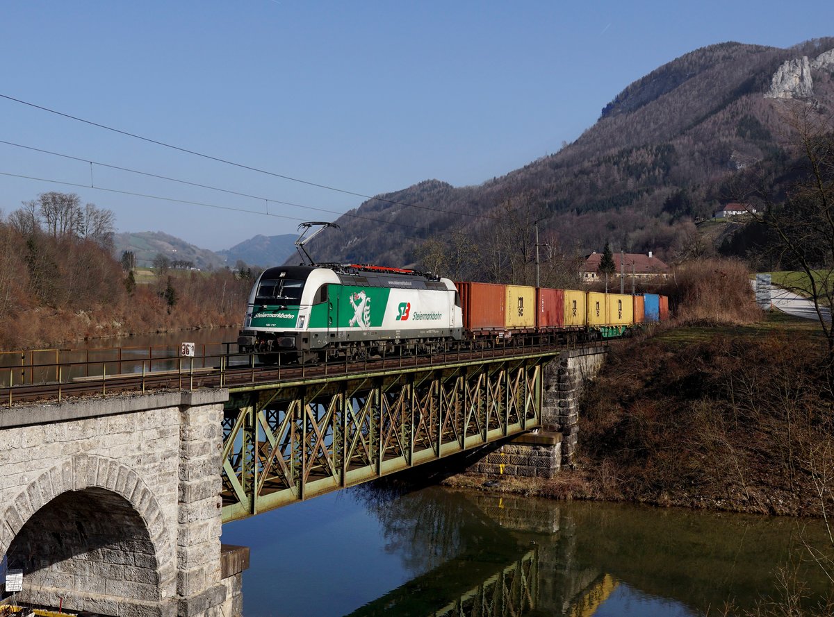 Die 183 717 mit einem Containerzug am 25.03.2018 unterwegs bei Trattenbach/Enns.
