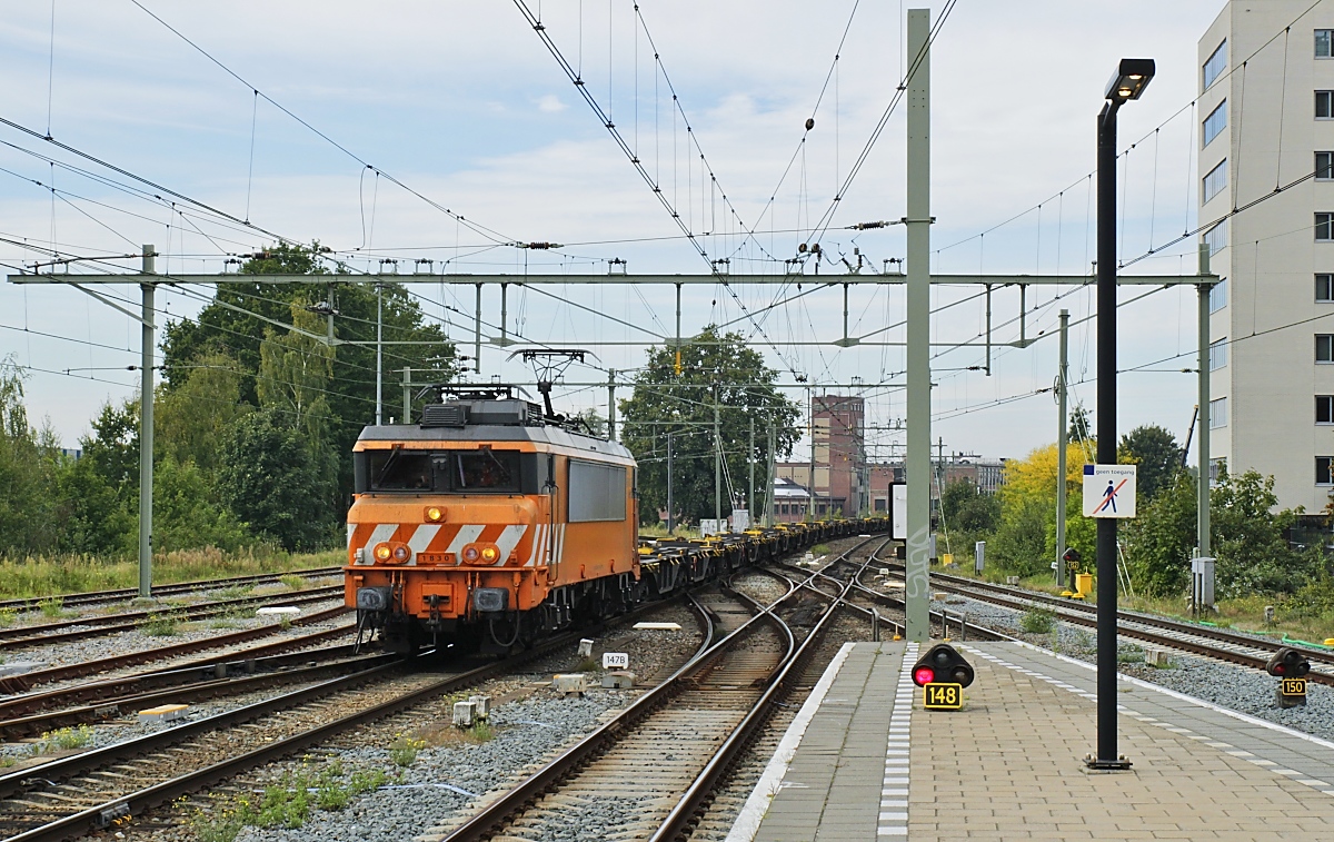 Die 1830 von Rail Force One durchfährt am 27.09.2023 den Bahnhof Hengelo