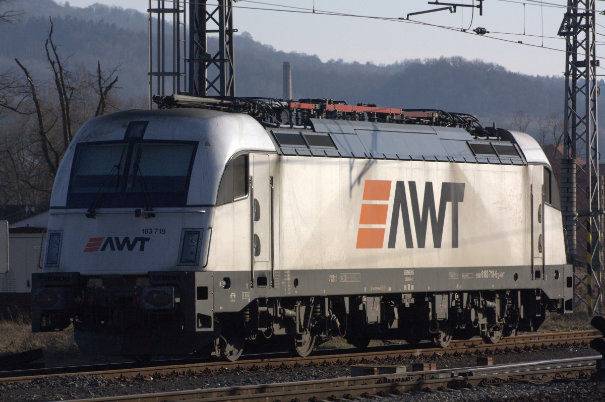 Die 183718 nimmt ein Bad in der Frühlingssonne, abgelichtet in Usti nad Labem. 07.03.2015, 15:51