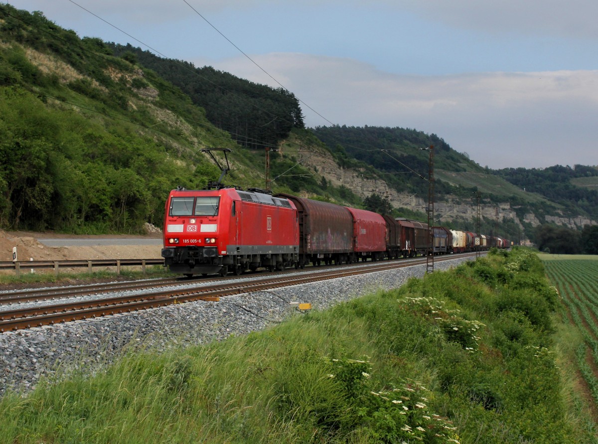 Die 185 005 mit einem Gterzug am 02.06.2012 unterwegs bei Karlstadt.