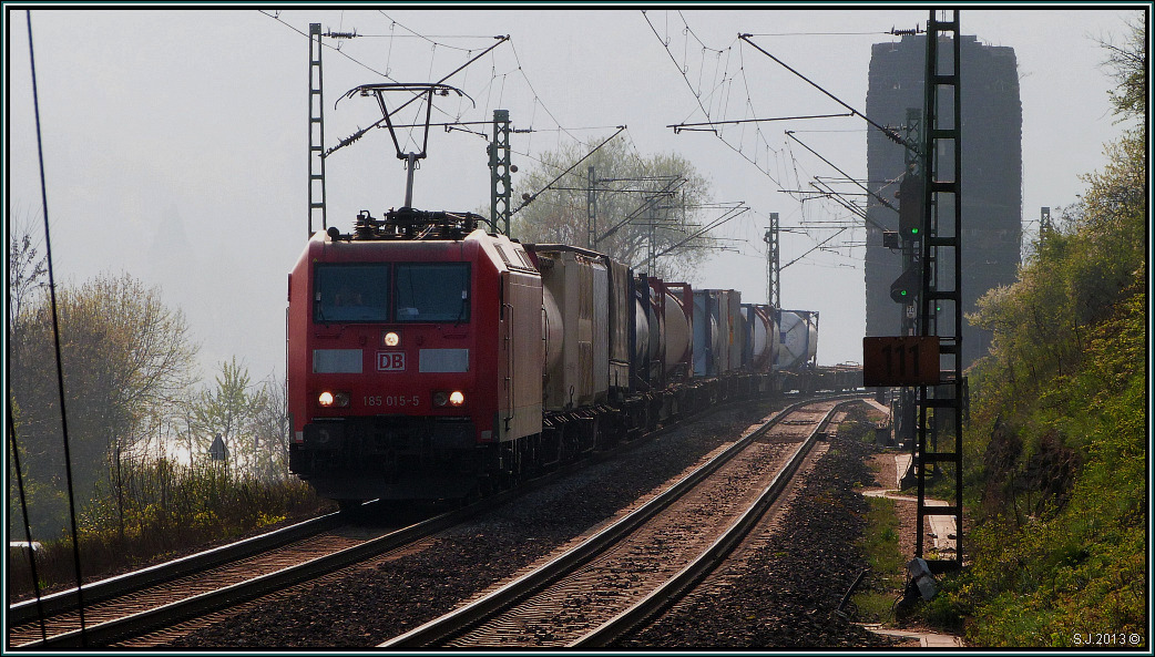 Die 185 015-5 ist mit ihrer Gterfracht unterwegs auf der Kbs 465 bei Erpel am Rhein.Bildlich festgehalten im April 2013.