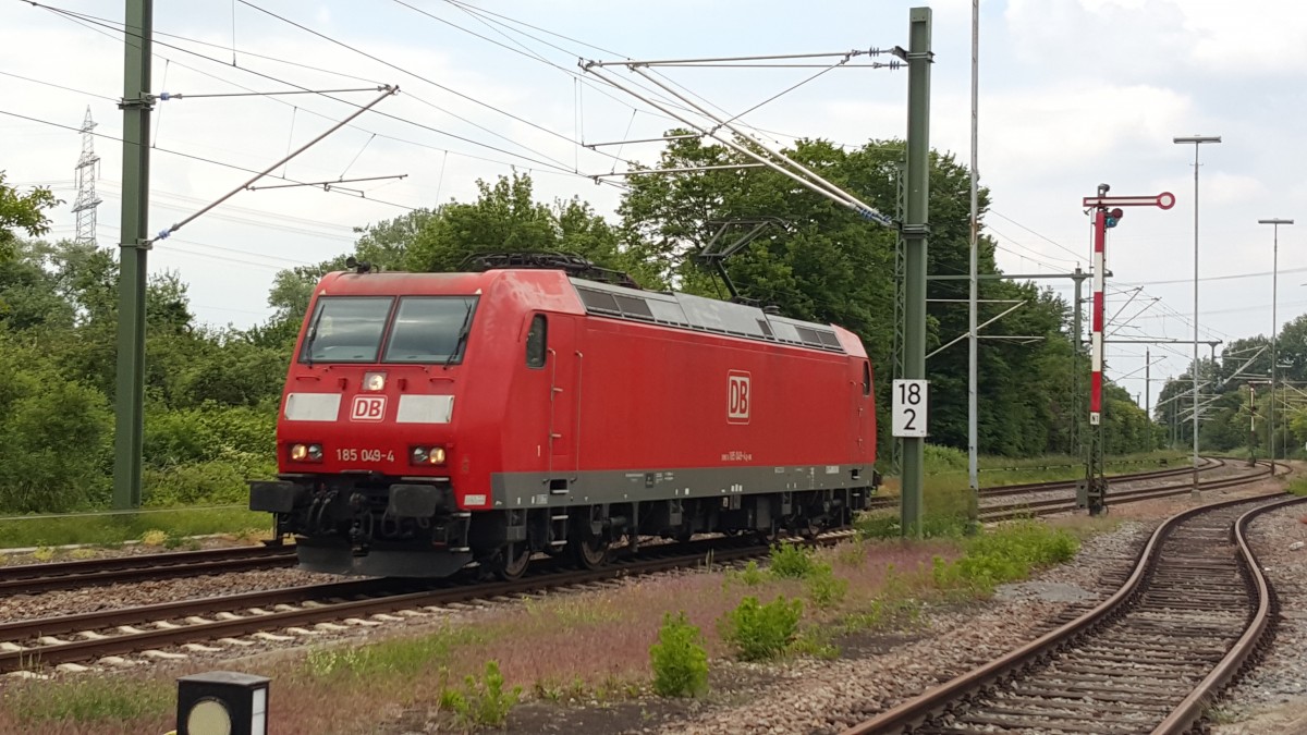 Die 185 049-4 im Bahnhof von Phillippsburg (Baden) am Nachmittag des 23.5.15.
Sowohl die alten Ladegleise, als auch die Formsignale haben den S-Bahn-Umbau im Jahr 2010 überstanden.