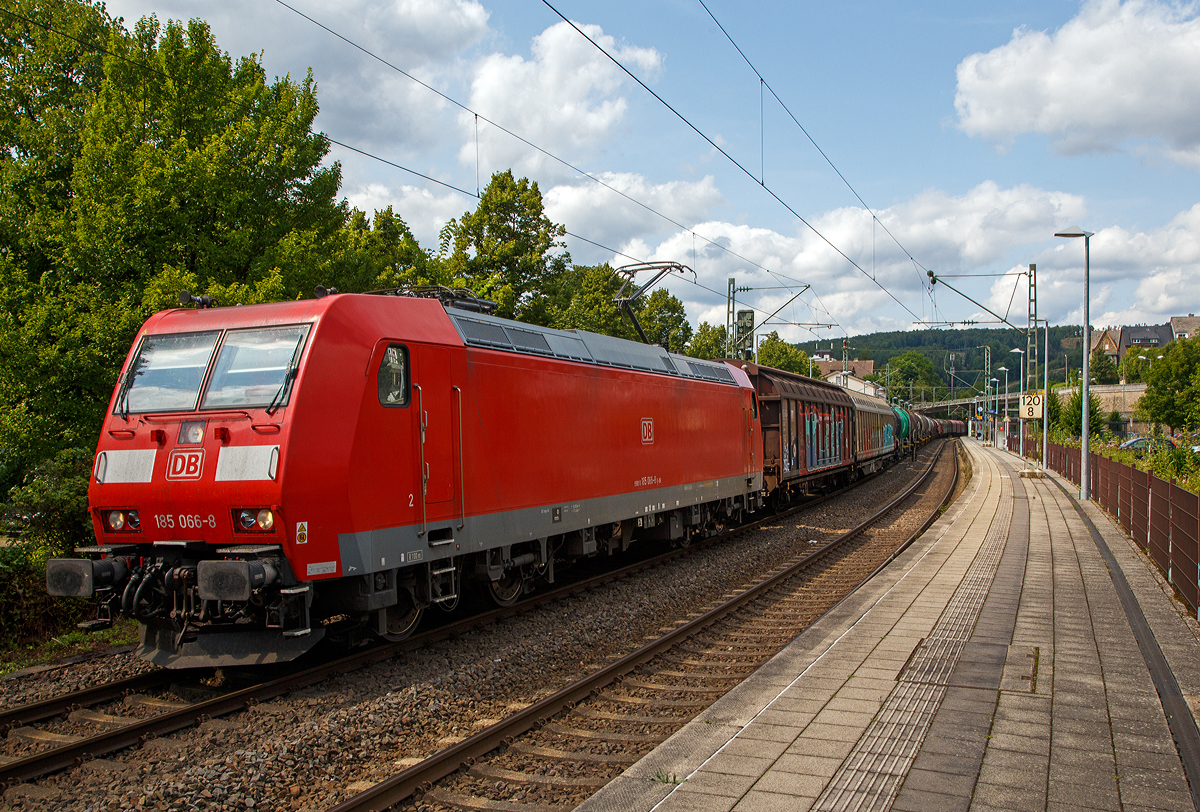Die 185 066-8 (91 80 6185 066-8 D-DB) der DB Cargo AG fährt am 21.08.2021 mit einem sehr langen gemischten Güterzug (vermutlich leer Wagen) durch den Bahnhof Kirchen an der Sieg in Richtung Köln.

Die TRAXX F140 AC1 wurde 2002 bei Bombardier in Kassel unter der Fabriknummer 33472 gebaut. 
