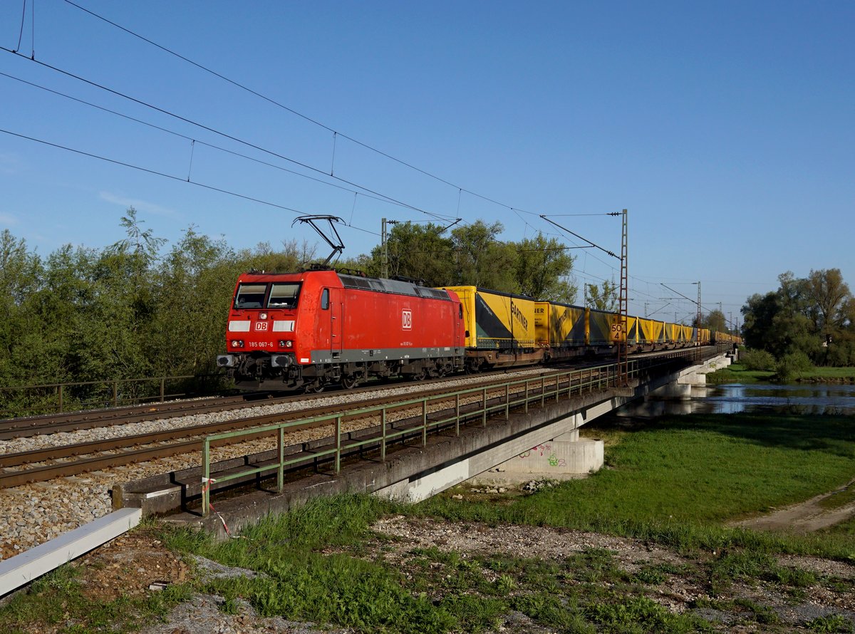 Die 185 067 mit einem KLV-Zug am 06.05.2017 unterwegs bei Plattling.