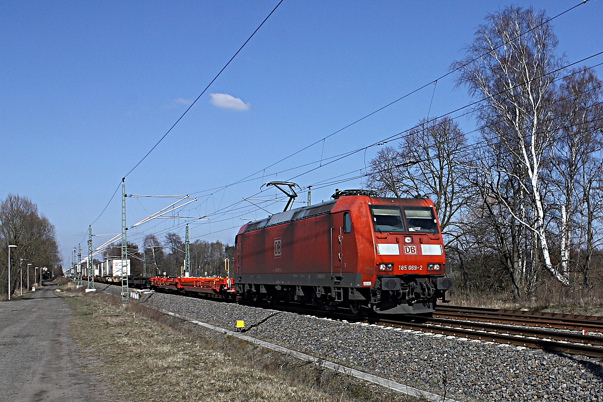 Die 185 069-2 mit einem Taschenwagenzug für DB Schenker am 16.03.2016 in Nassenheide.
