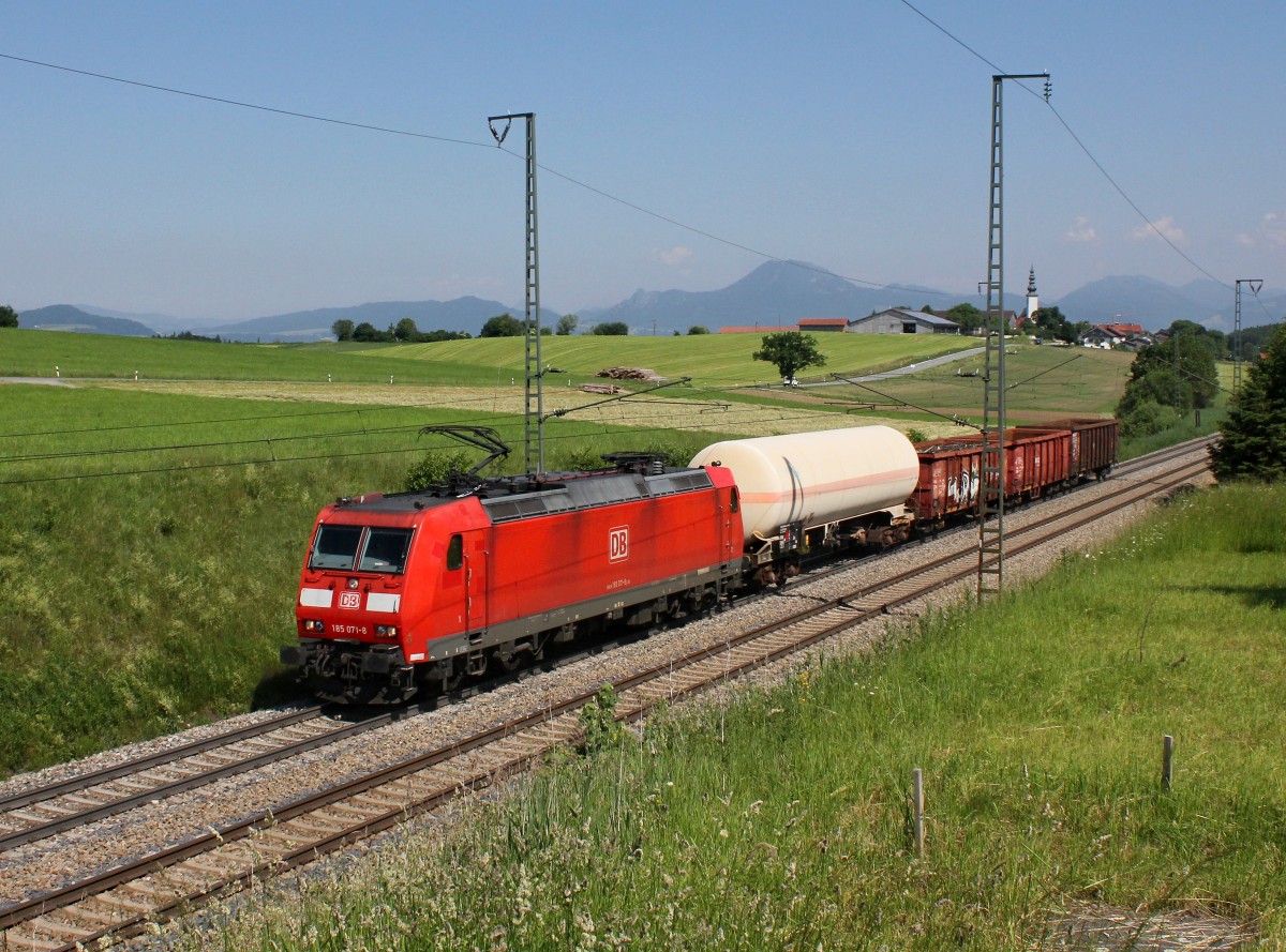 Die 185 071 mit einem Güterzug am 05.06.2015 unterwegs bei Straß.