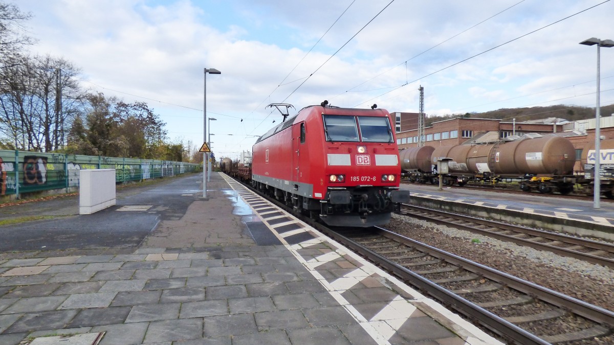 Die 185 072-6 der DB mit einem Güterzug durch Königswinter in Richtung Koblenz , DEN 21.11.2015