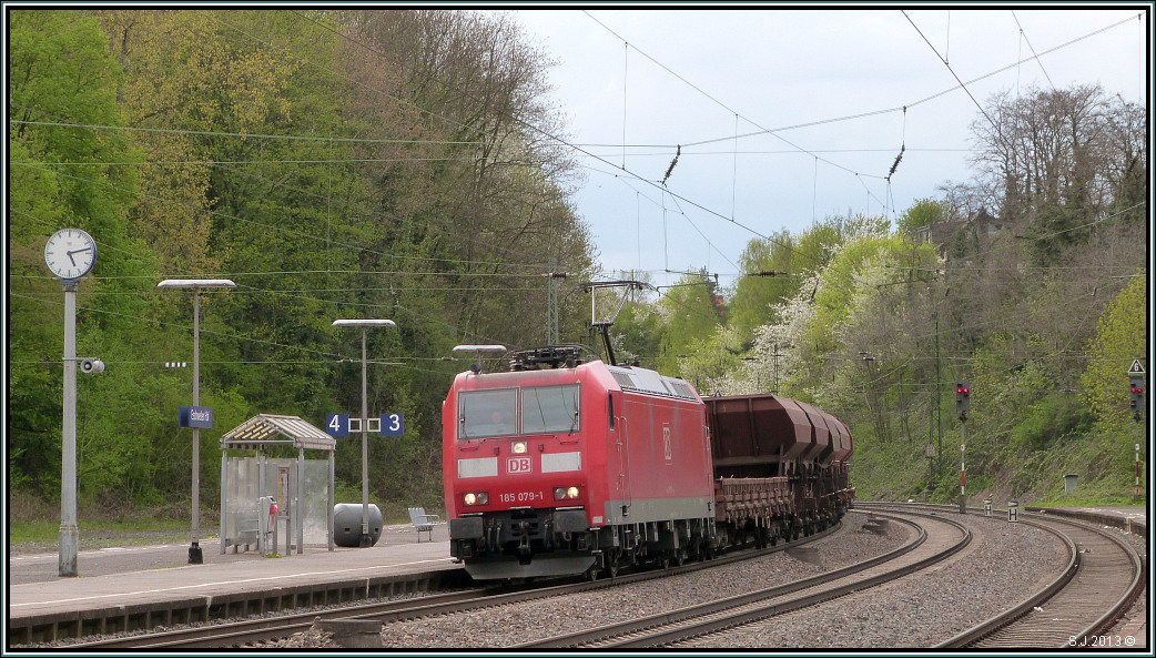 Die 185 079-1 fhrt mit einen gemischten Gterzug durch Eschweiler (Rhl).
Bildlich festgehalten im April 2013.