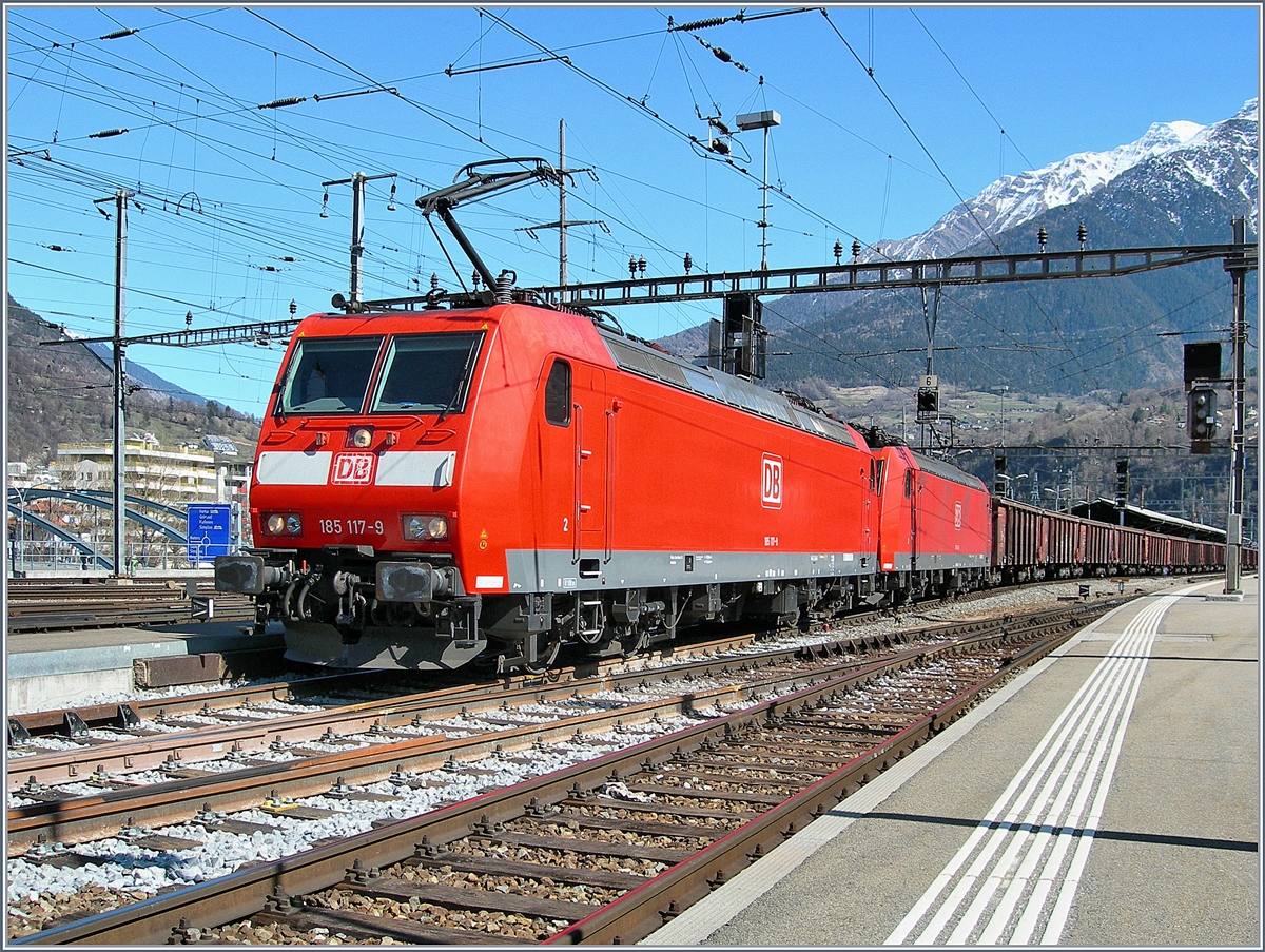 Die 185 117-9 und eine Schwesterlok machen sich in Brig am 16. März 2007 bereit, mit ihrem langen Güterzug die BLS Südrampe zu erklimmen. 
