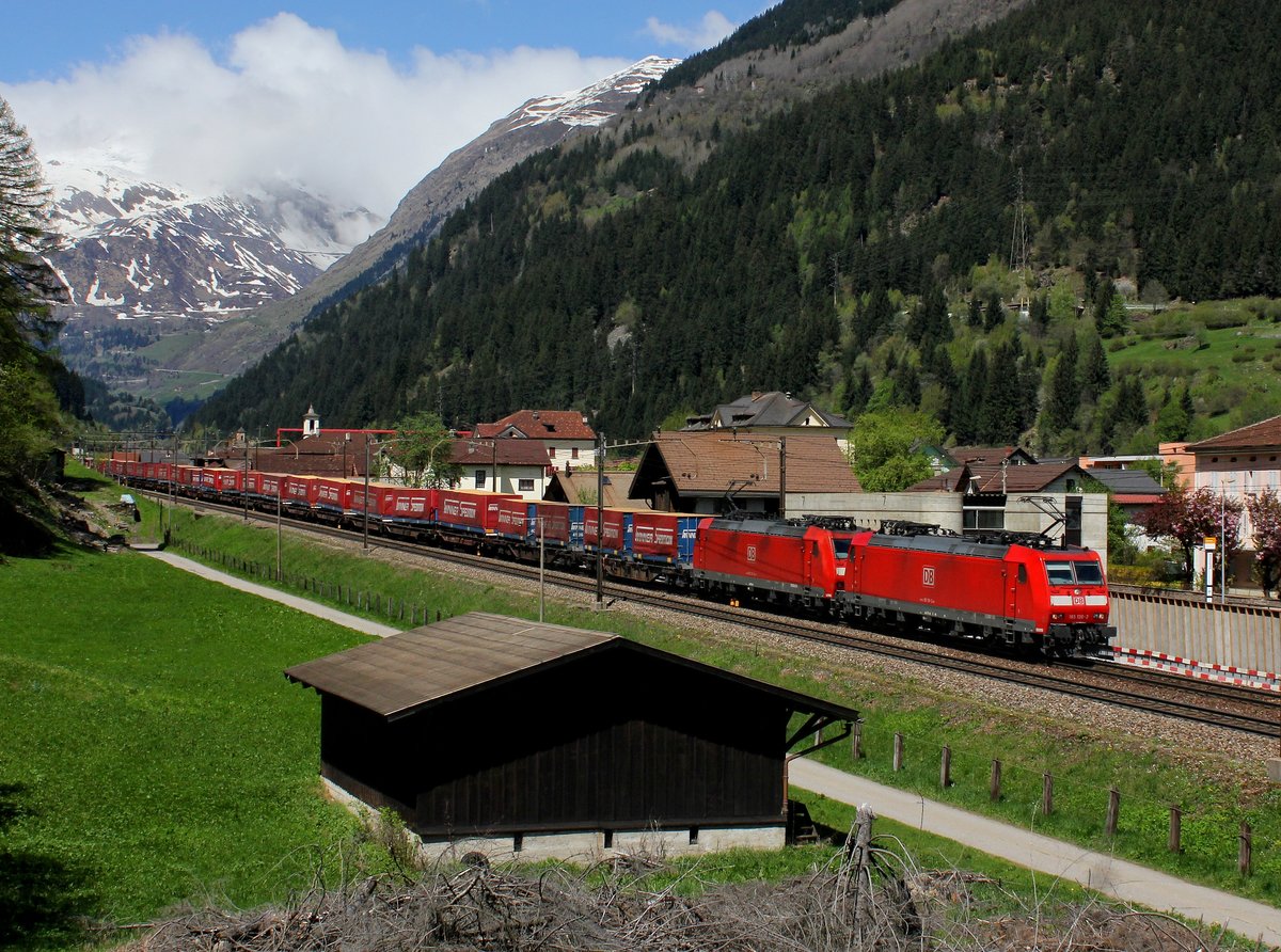 Die 185 130 und die 185 103 mit einem KLV-Zug am 11.05.2013 unterwegs bei Ambri-Piotta.