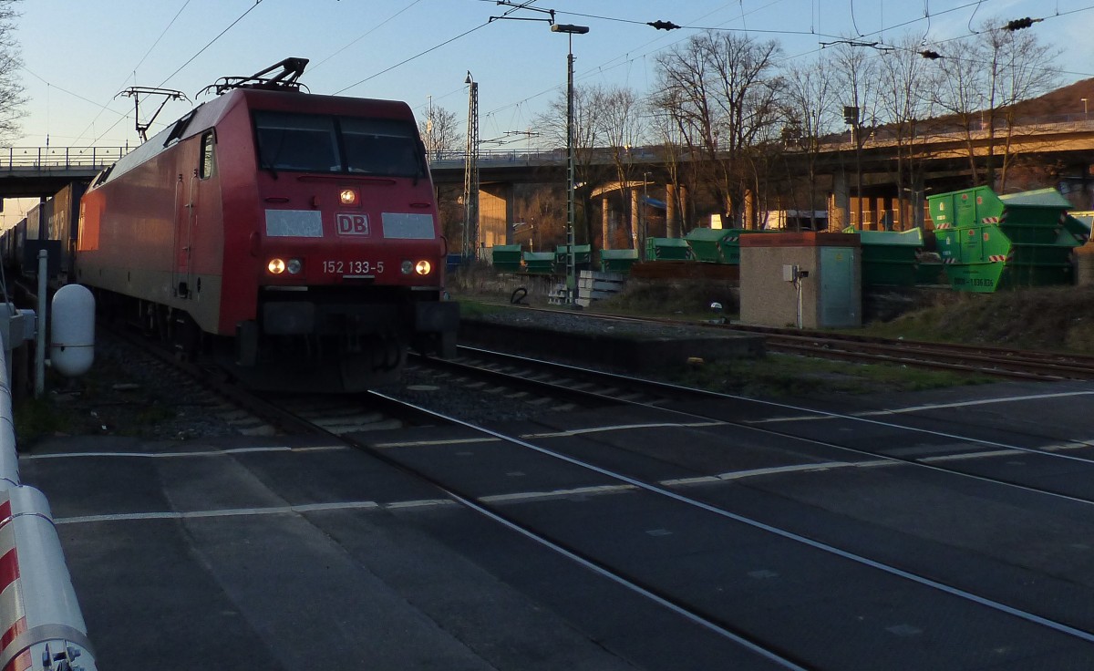 Die 185 133-5 mit einem Langen Güterzug in Richtung Süden Aufgenommen am Bü in Königswinter ( leider wird die kategorie königswinter bf nicht frei geschaltet ) , den 01.05.2015