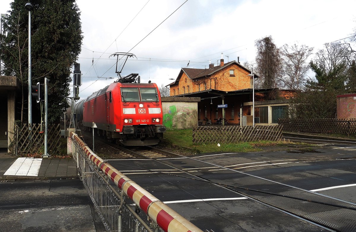 Die 185 145-0 der DB Cargo mit einem Güterzug durch Königswinter-Niederdollendorf in richtung Koblenz.

Königswinter-Niederdollendorf
28.12.2017