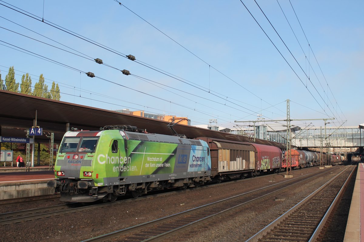 Die 185 152  K+S  am 05.10.2018 mit einem gemischten Güterzug in Kassel-Wilhelmshöhe.