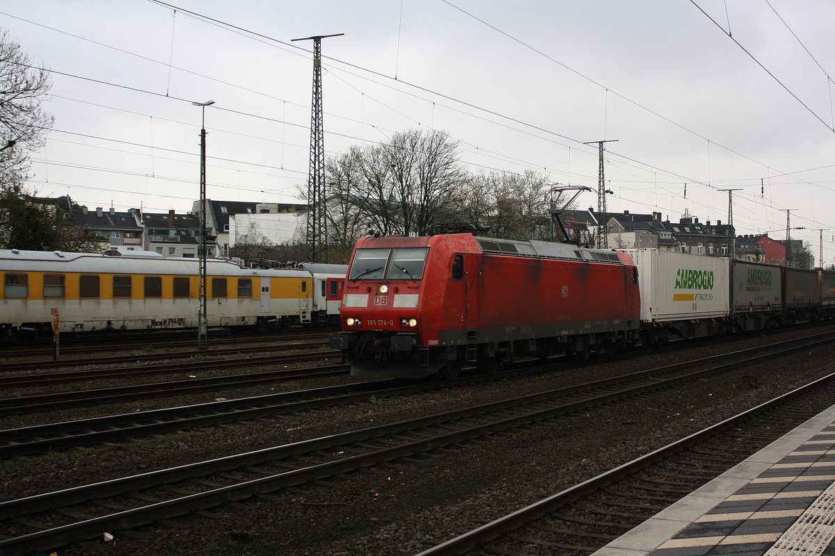 Die 185 174-0 der DB Cargo/Schenker/Railion mit einem Güterzug durch Köln West aus dem Süden kommend in richtung Norden.
Eigentlich bin ich kein Fan von der 185 schon gar nicht wenn sie so Verdreckt ist.
Da aber in Köln West eine längere Zeit kein Güterzug durchfuhr musste sie herhalten.

Köln West
11.04.2018