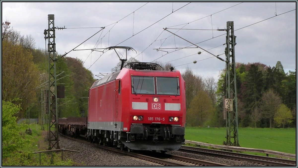 Die 185 176-5 kommt mit leeren Niederbordwaggons am 15.April 2014 durch Rimburg gefahren.