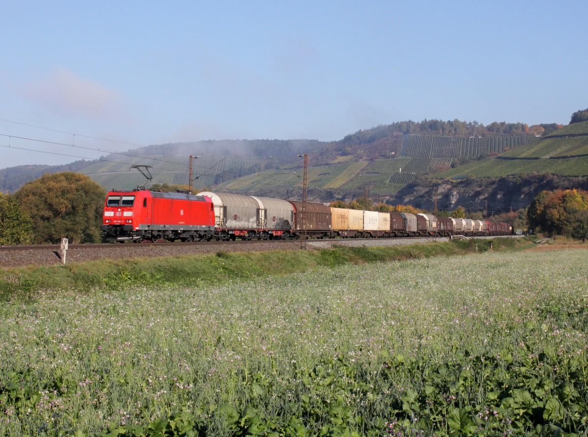 Die 185 184 mit einem Gterzug am 11.10.2012 unterwegs bei Himmelstadt.