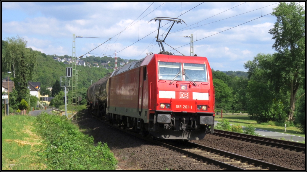 Die 185 201 ist mit einen Kesselwagenzug unterwegs auf der rechten Rheinstrecke bei Erpel.Szenario vom 09.Juni 2015 unweit von Linz am Rhein.