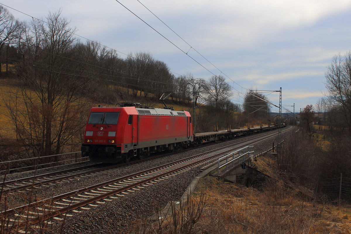 Die 185 202 mit EZ 51716 von Nürnberg nach Senftenberg. Aufgenommen am 11.03.2018 in Liebau/Pöhl