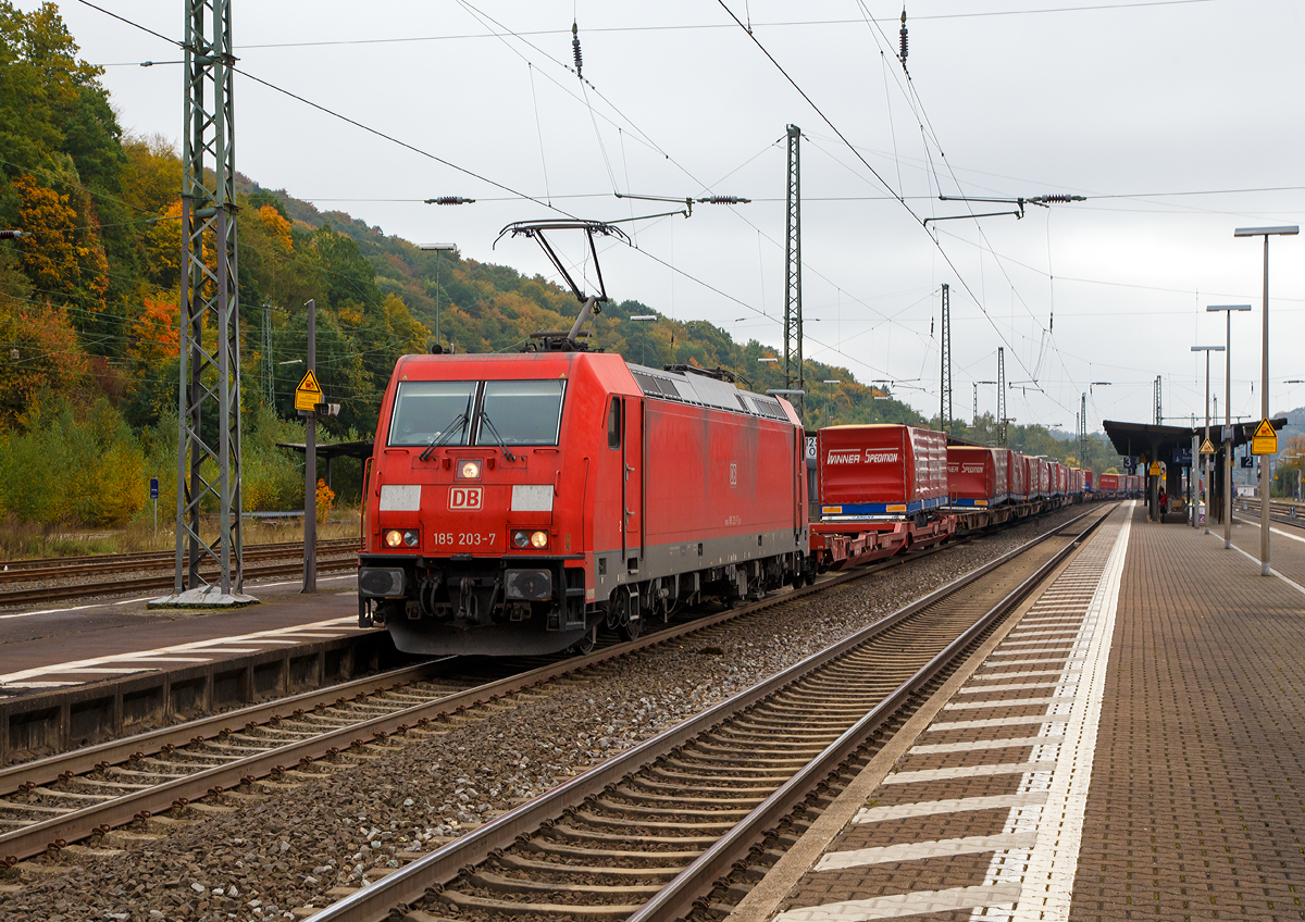 
Die 185 203-7 (91 80 6185 203-7 D-DB) der DB Cargo Deutschland AG fährt am 01.10.2017 mit dem langen  Winner -Zug durch den Bahnhof Dillenburg in Richtung Norden.