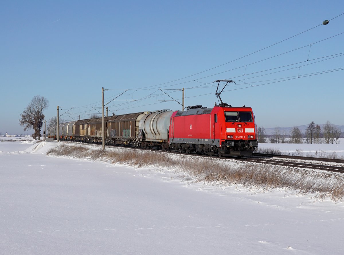 Die 185 207 mit einem Güterzug am 06.01.2017 unterwegs bei Schambach.