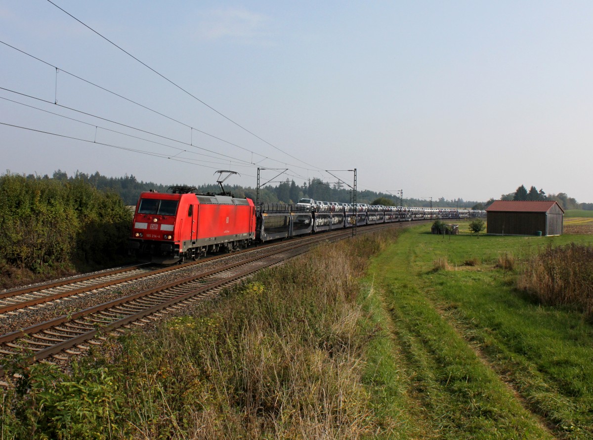 Die 185 214 mit einem Autozug am 08.10.2013 unterwegs bei Batzhausen.