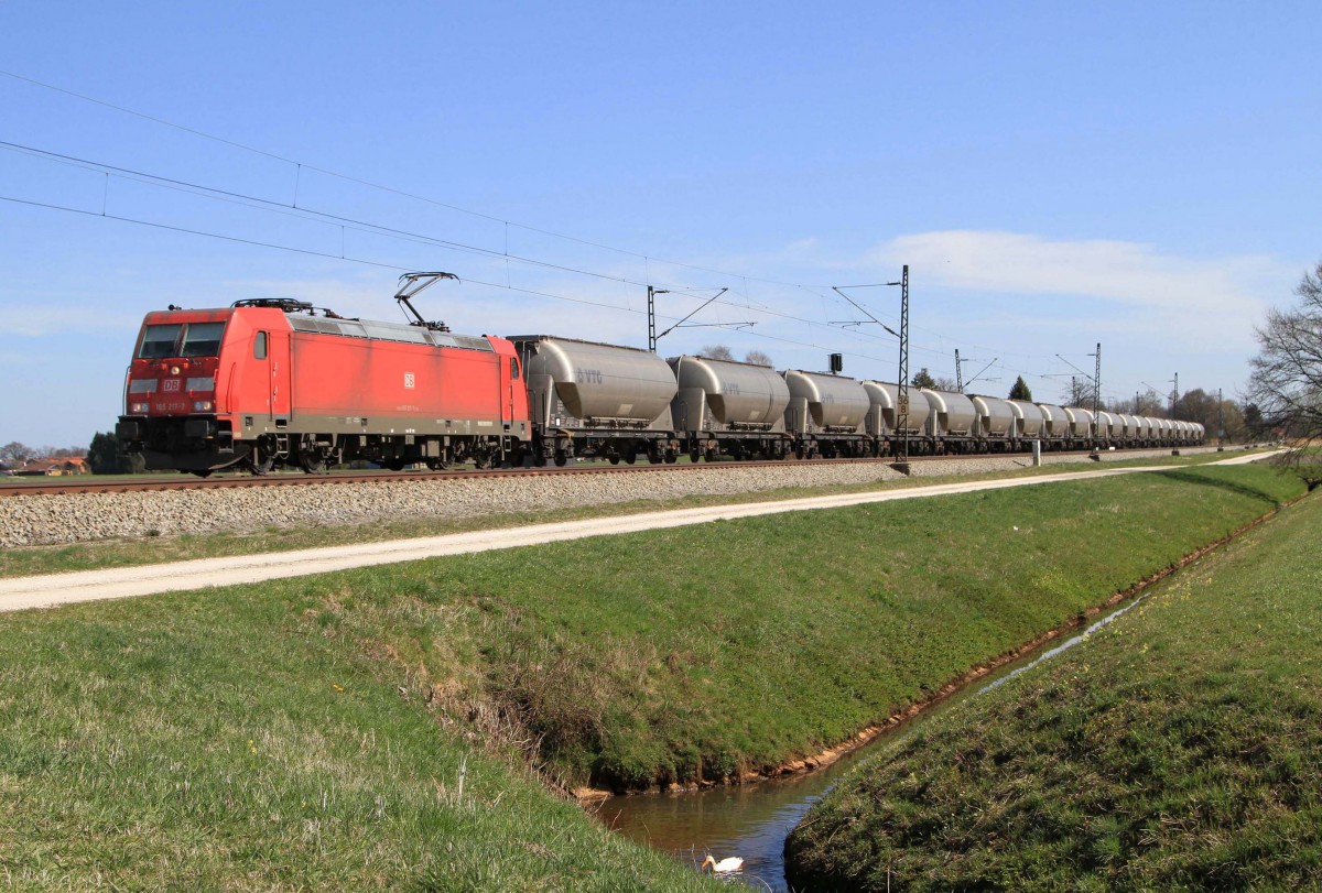 Die 185 217-7 mit Kesselwaggons bei Übersee am 30.03.2014