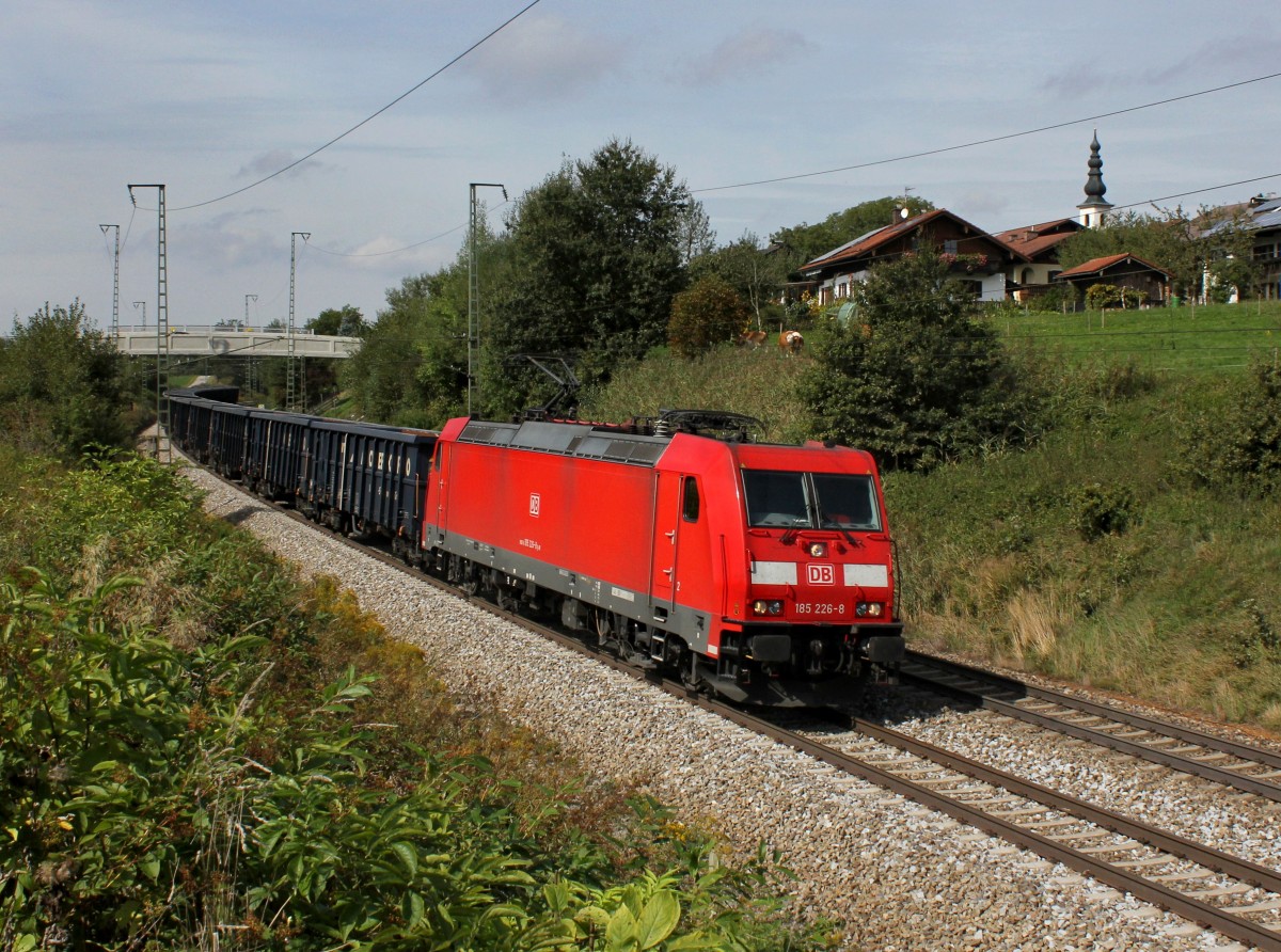 Die 185 226 mit einem Gterzug am 22.09.2013 unterwegs bei Stra.