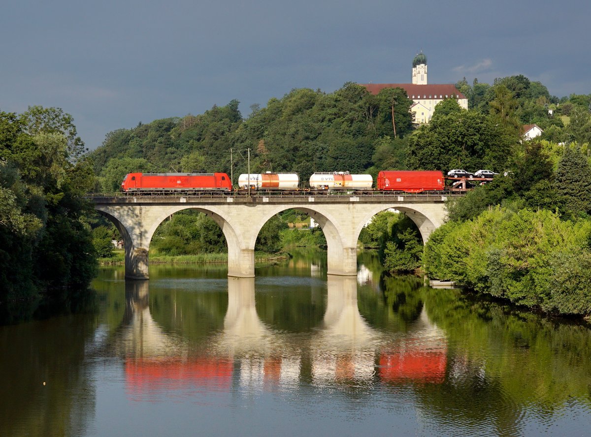 Die 185 233 mit einem Güterzug am 20.06.2019 unterwegs bei Vilshofen.
