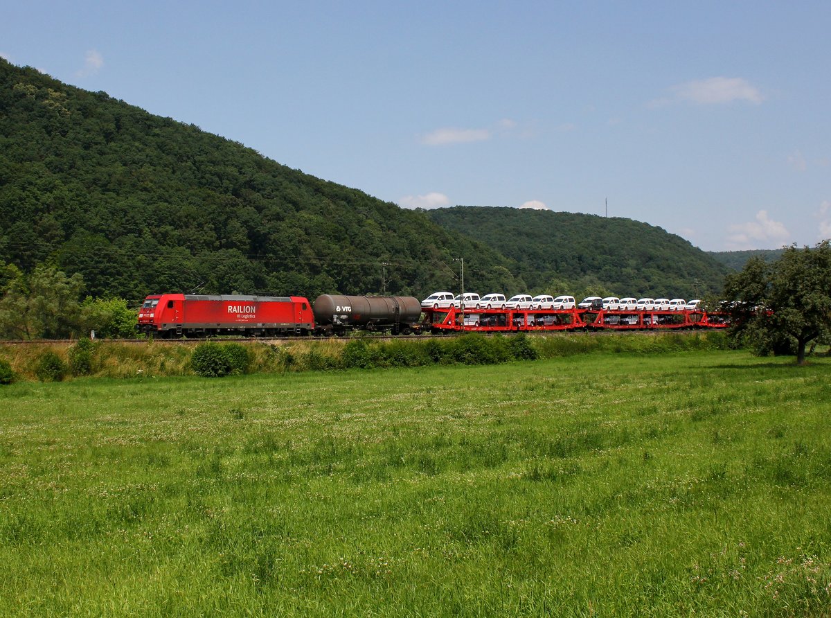 Die 185 249 mit einem Güterzug am 06.07.2013 unterwegs bei Wernfeld.
