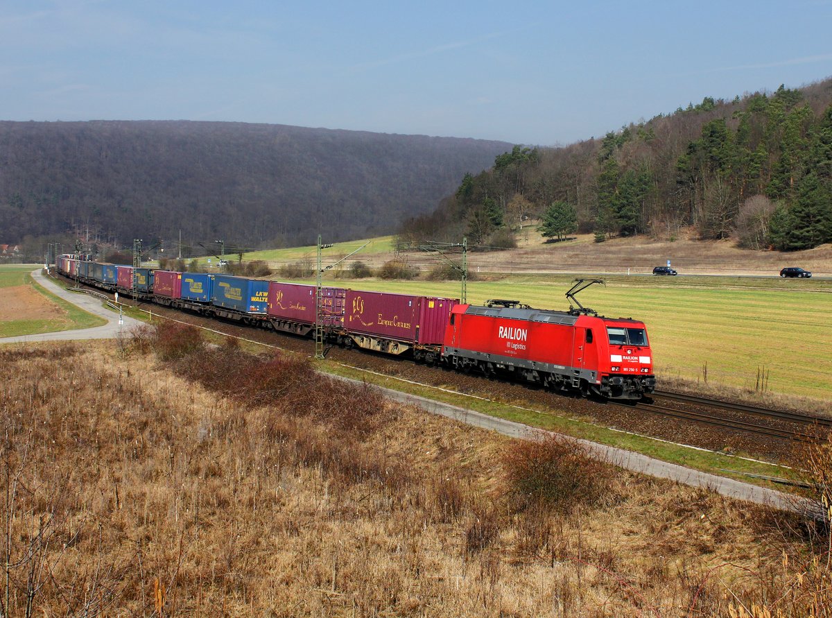 Die 185 256 mit einem KLV-Zug am 17.03.2012 unterwegs bei Harrbach.