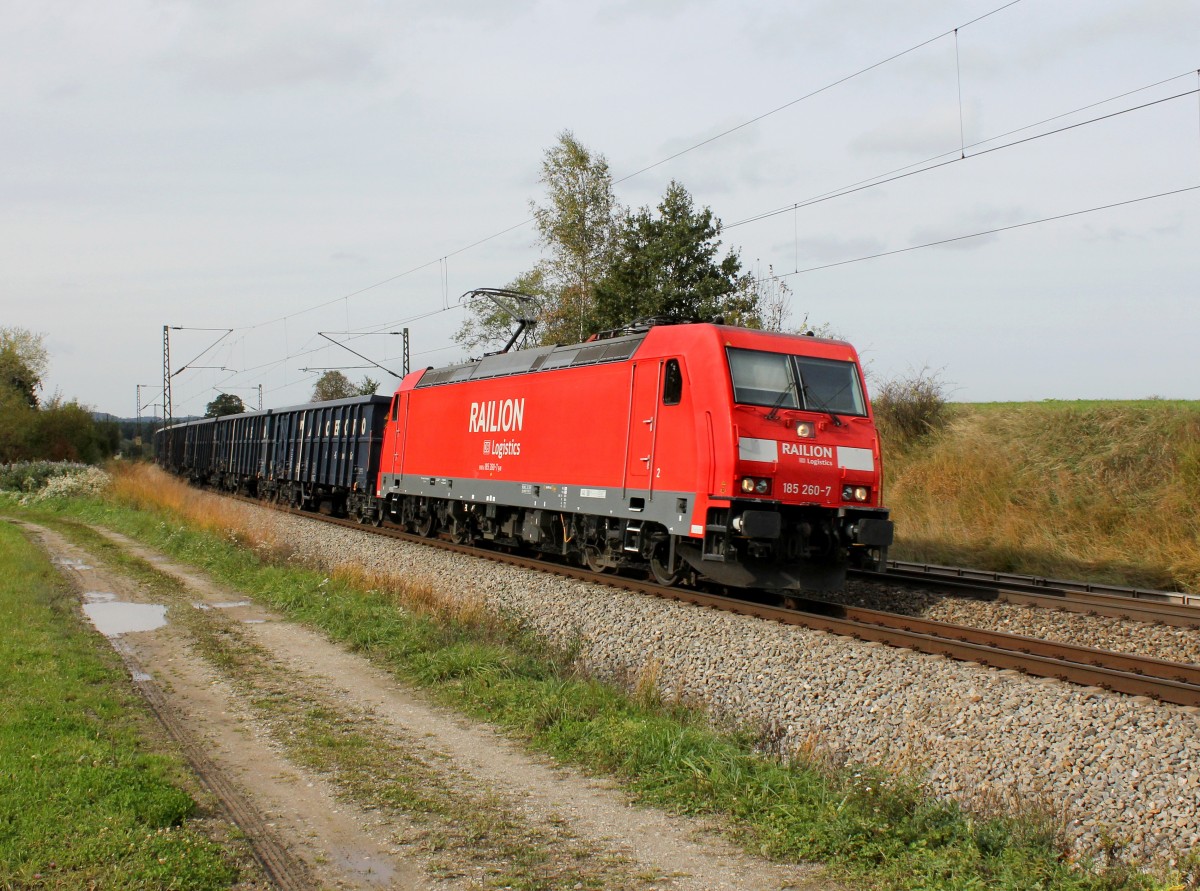 Die 185 260 mit einem G�terzug am 13.10.2012 unterwegs bei Osterm�nchen.