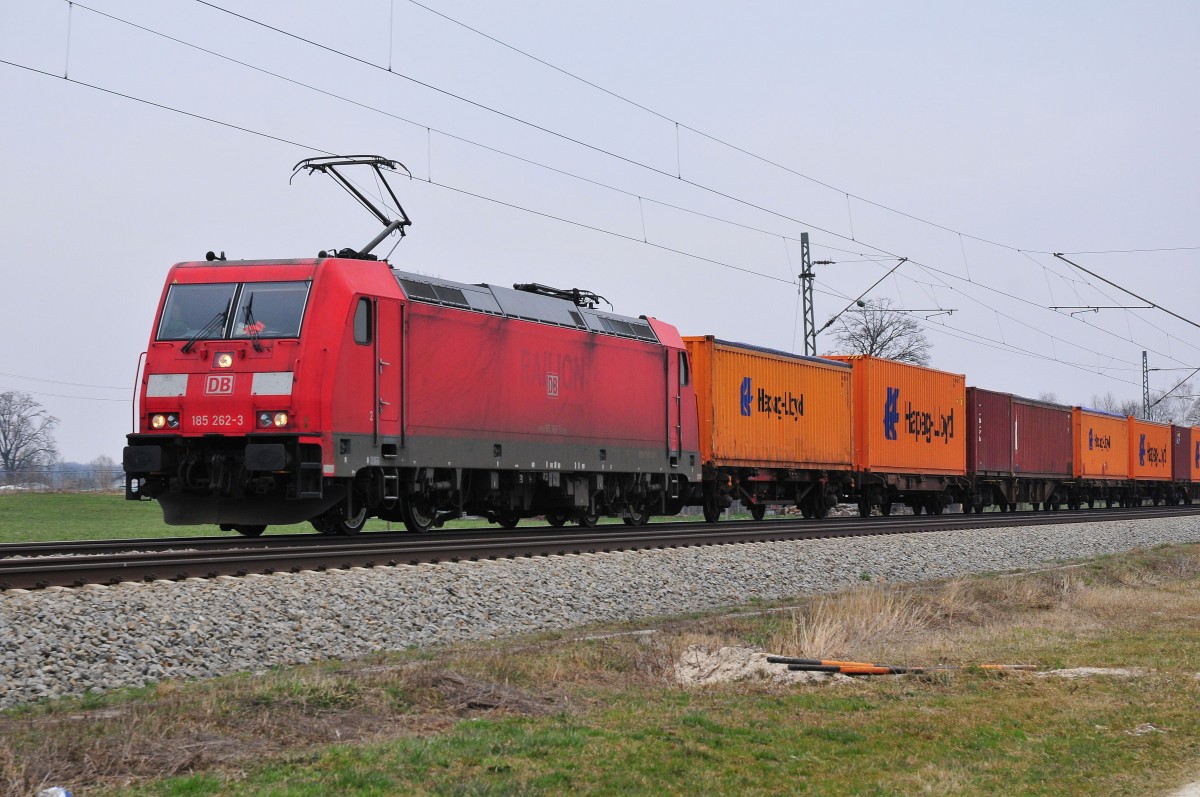 Die 185 262-3 der DB vor einem Hapag Lloyd Containerzug in Richtung München am 21.03.14 bei Übersee am Chiemsee.