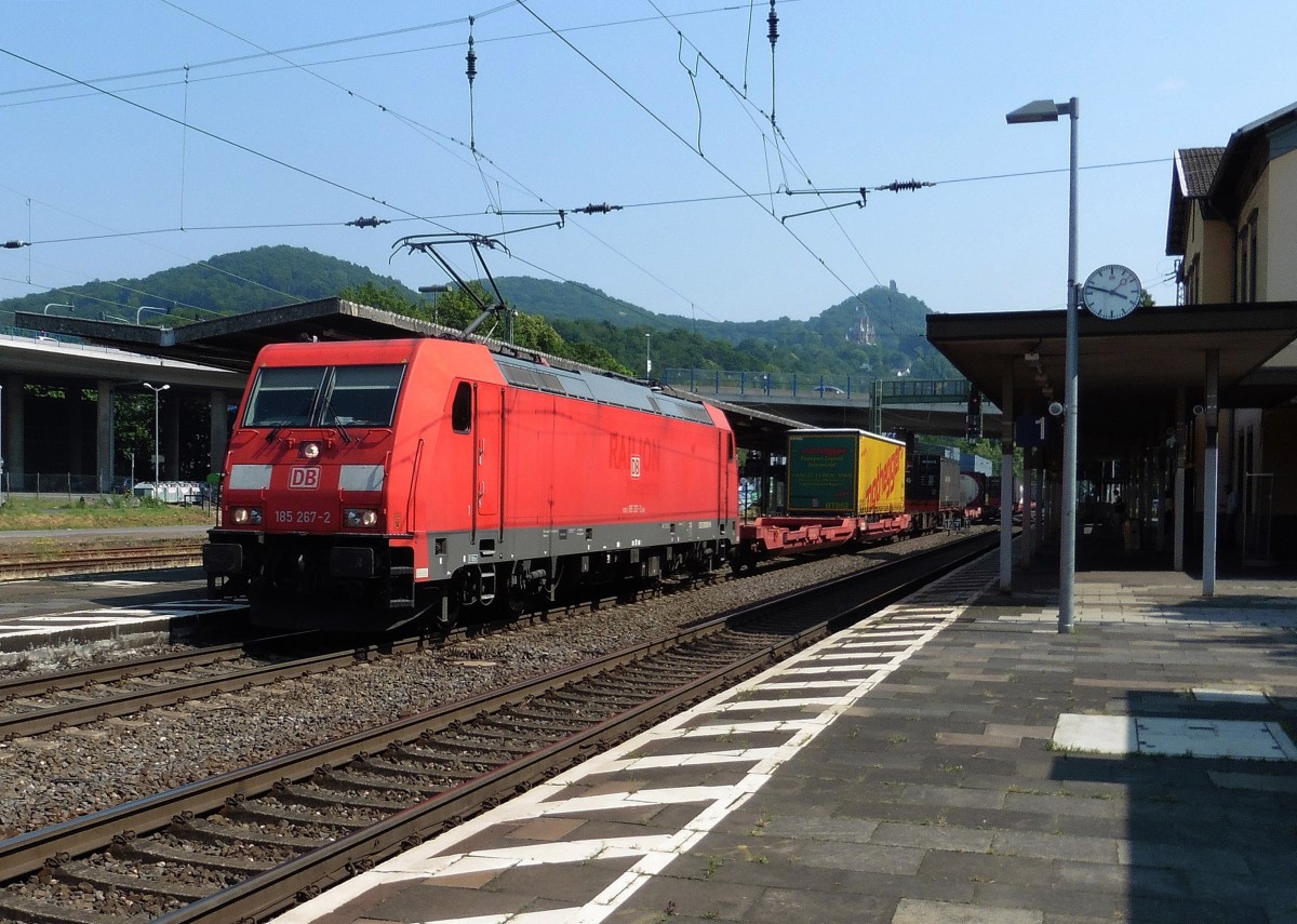 Die 185 267-2 mit einem Güterzug in Richtung Köln bei der Durchfahrt des Königswinter Bahnhof , Den 03.07.2015